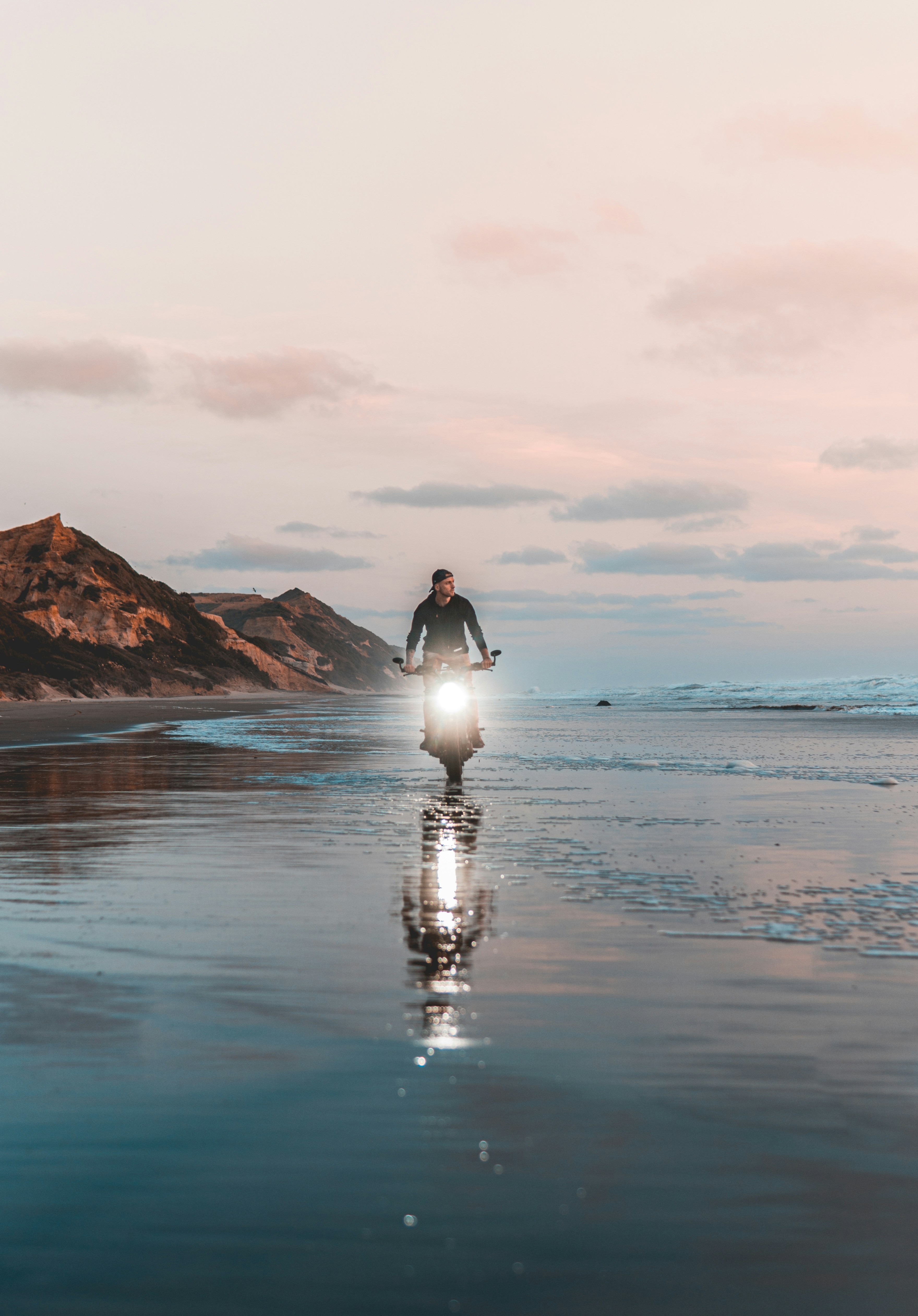 uomo in sella a moto