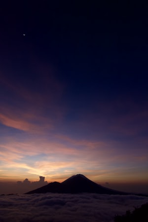Pendaki berjalan menembus kabut tipis saat pendakian Gunung Lawu