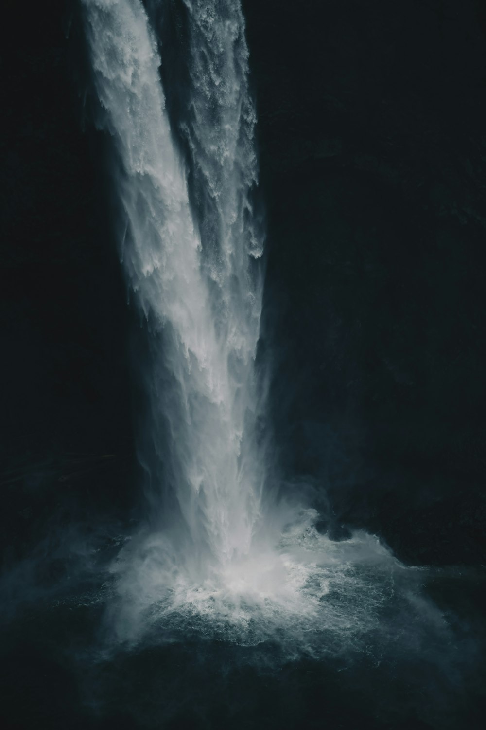 foto de alto ângulo de cachoeiras