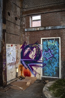 A cozy, abandoned urban corner in Brest with cracks and graffiti art highlighting forgotten textures.