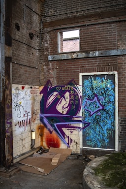 A cozy, abandoned urban corner in Brest with cracks and graffiti art highlighting forgotten textures.