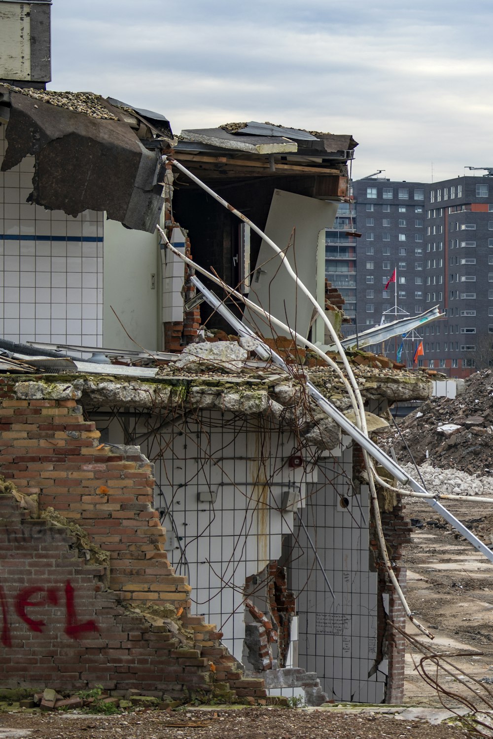 Ruinas de edificios blancos y marrones durante el día