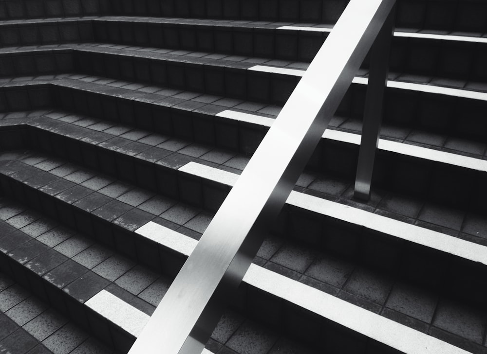 Fotografía en escala de grises de escaleras durante el día