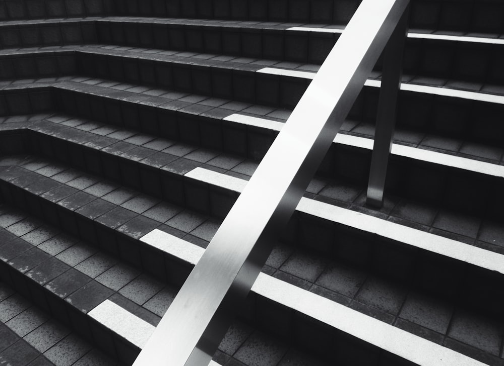 fotografía en escala de grises de escaleras durante el día