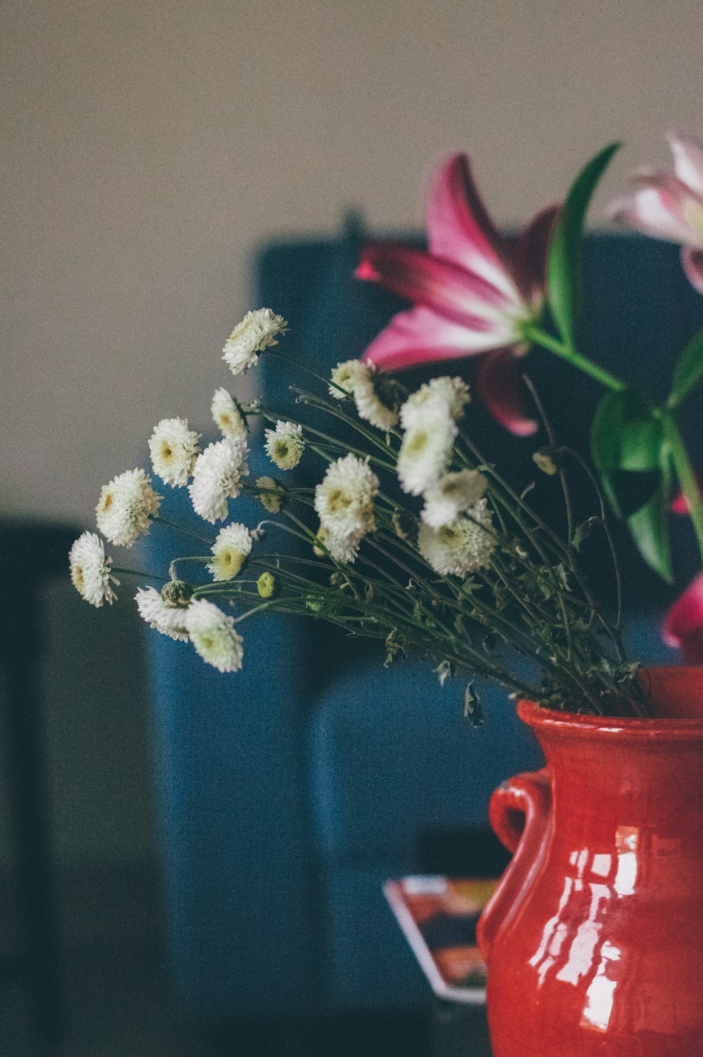 selective focus photography of white and pink flower centerpiece