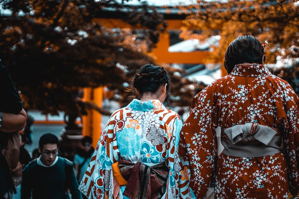 Mujer con kimono floral marrón y azul