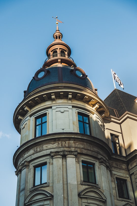 white and gray concrete building during daytime in Stadthausbrücke Germany