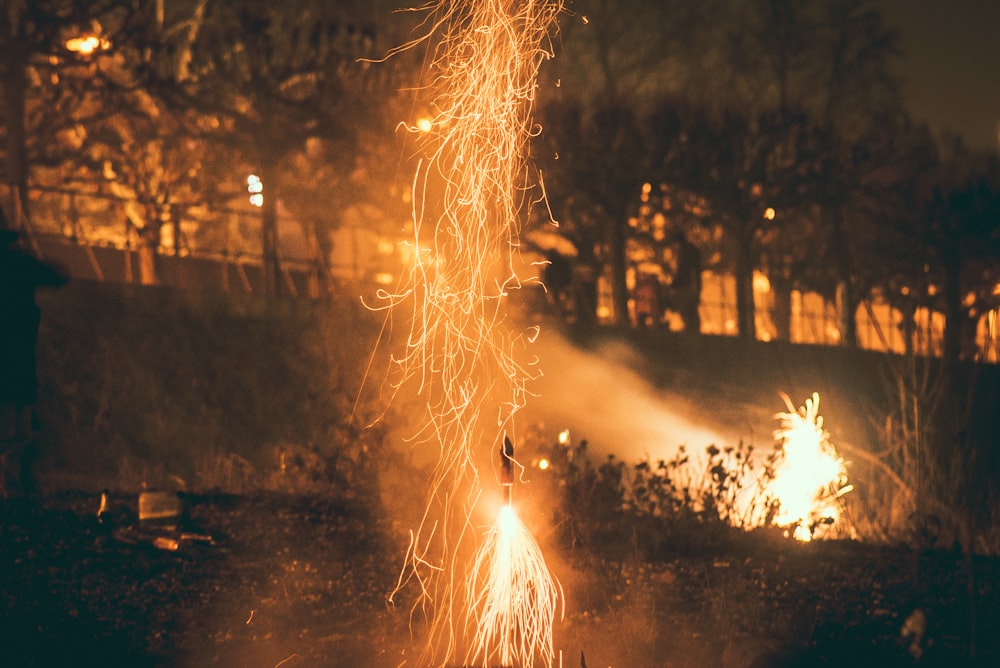 fotografia de lapso de tempo de fogos de artifício explodindo durante a noite