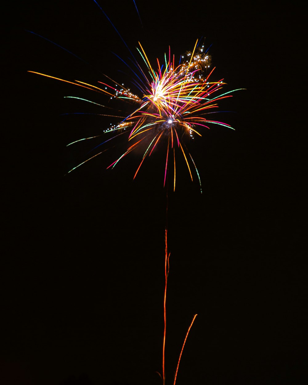 Fotografia time-lapse di fuochi d'artificio che esplodono nel cielo durante la notte