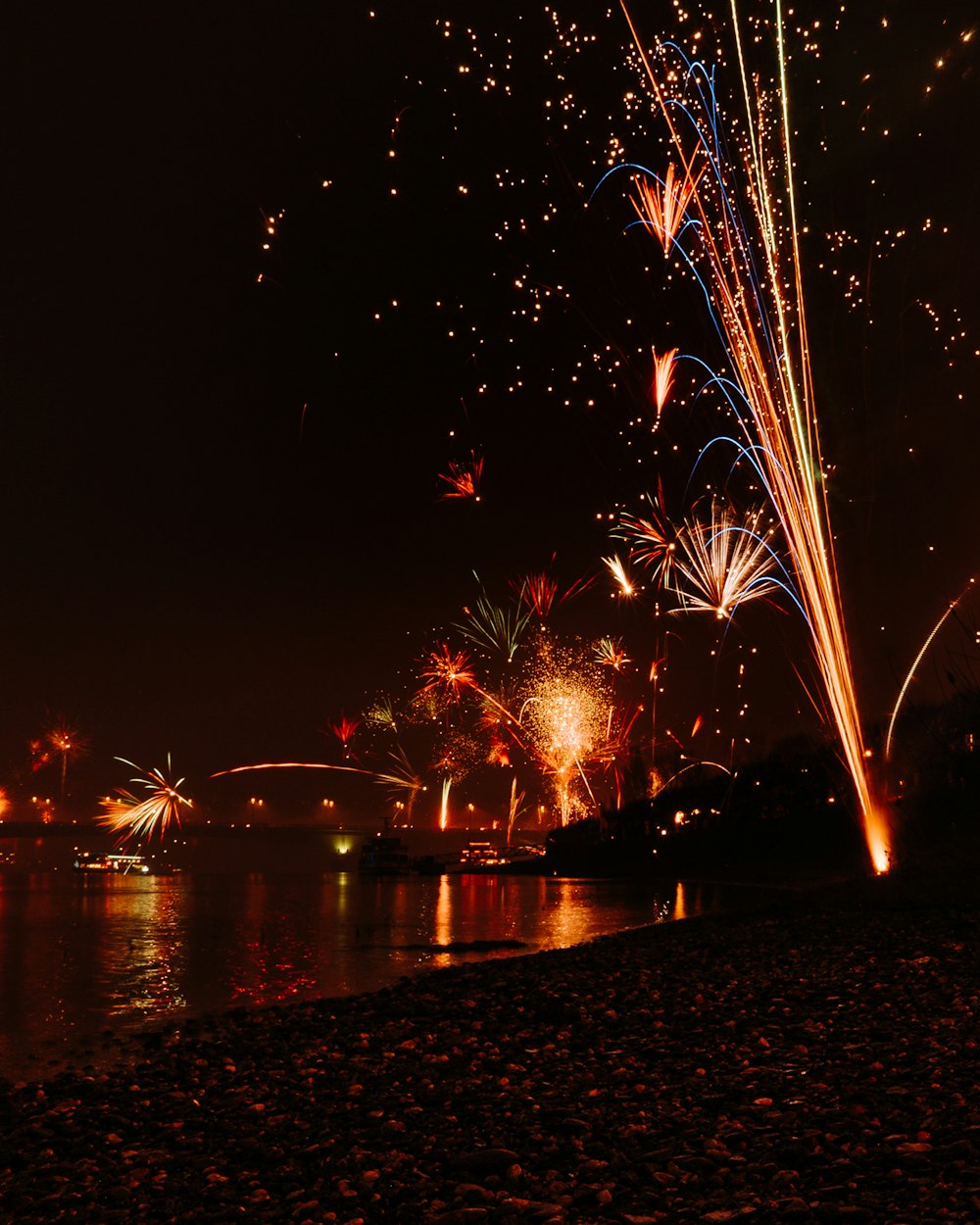 Fotografia time-lapse dei fuochi d'artificio che scoppiano nel cielo durante la notte