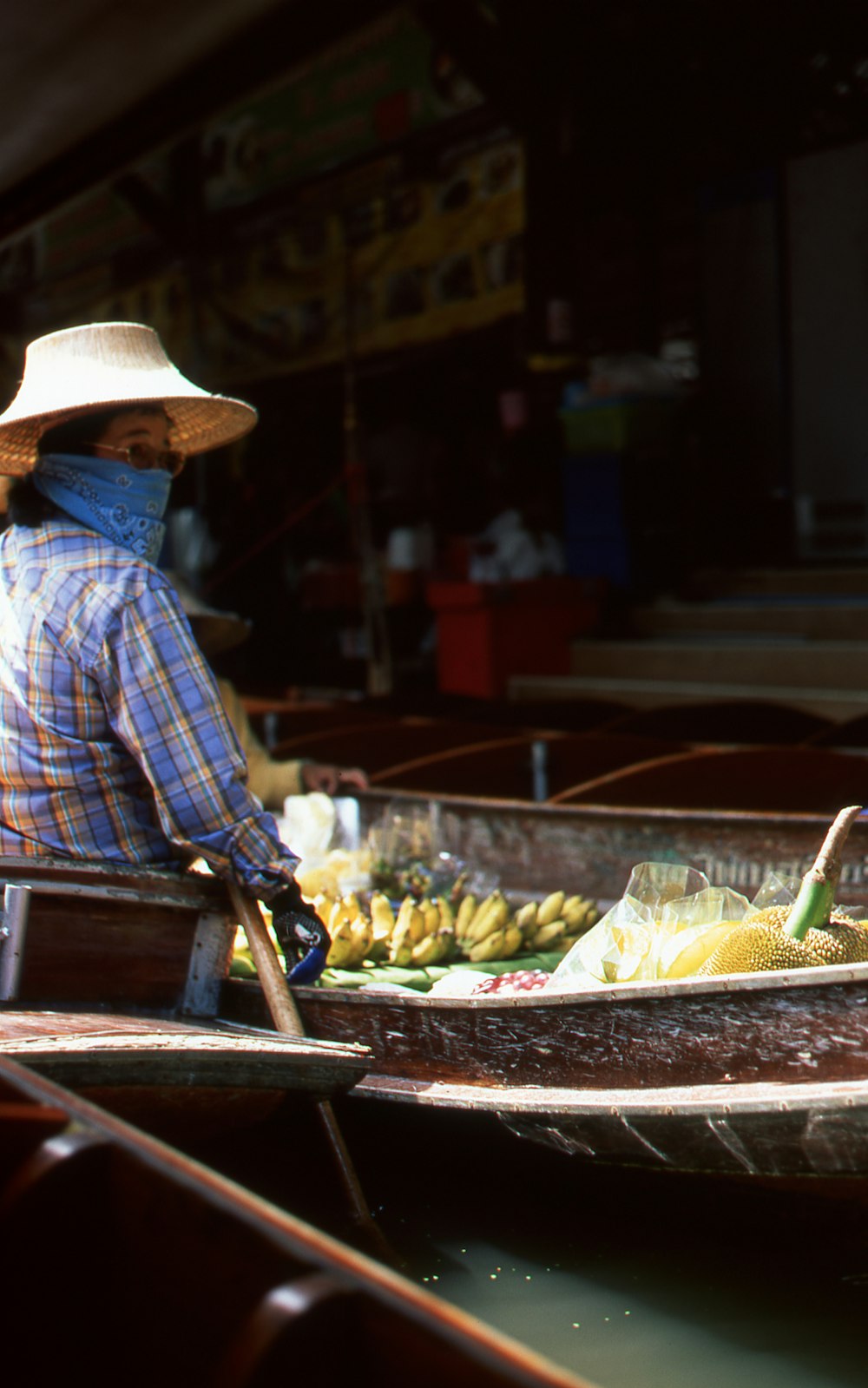 Mujer montando un mercado de botes