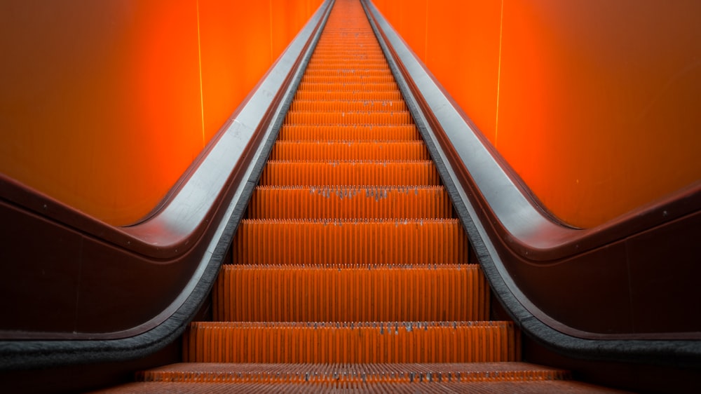 orangefarbene Rolltreppe