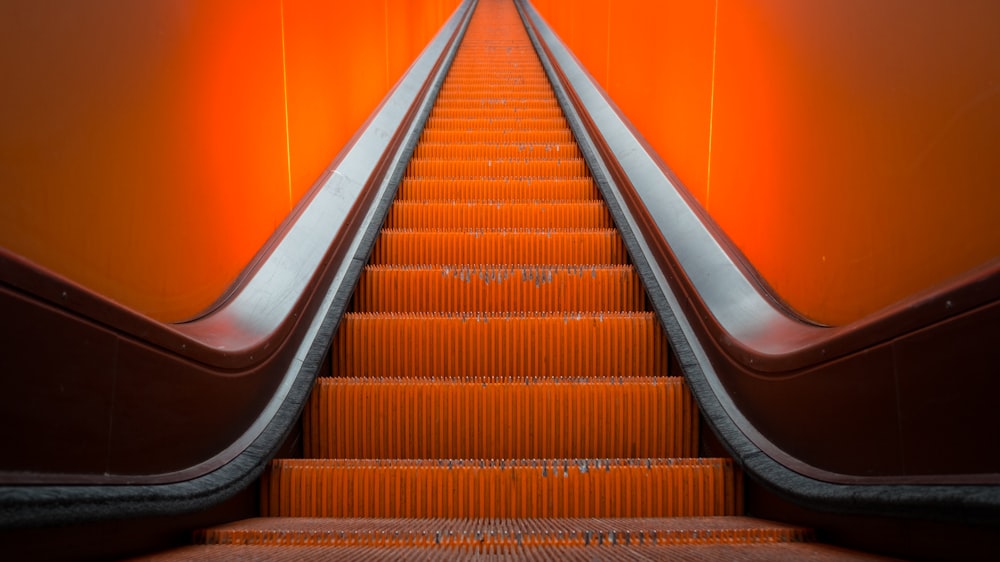 Escalier mécanique orange