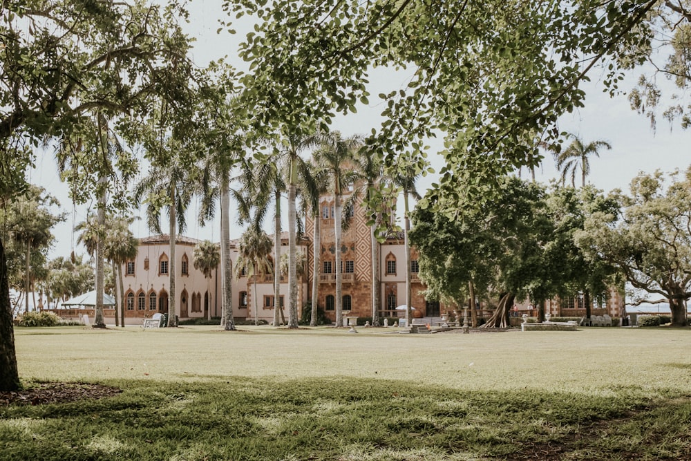 palazzo in cemento beige circondato da alberi