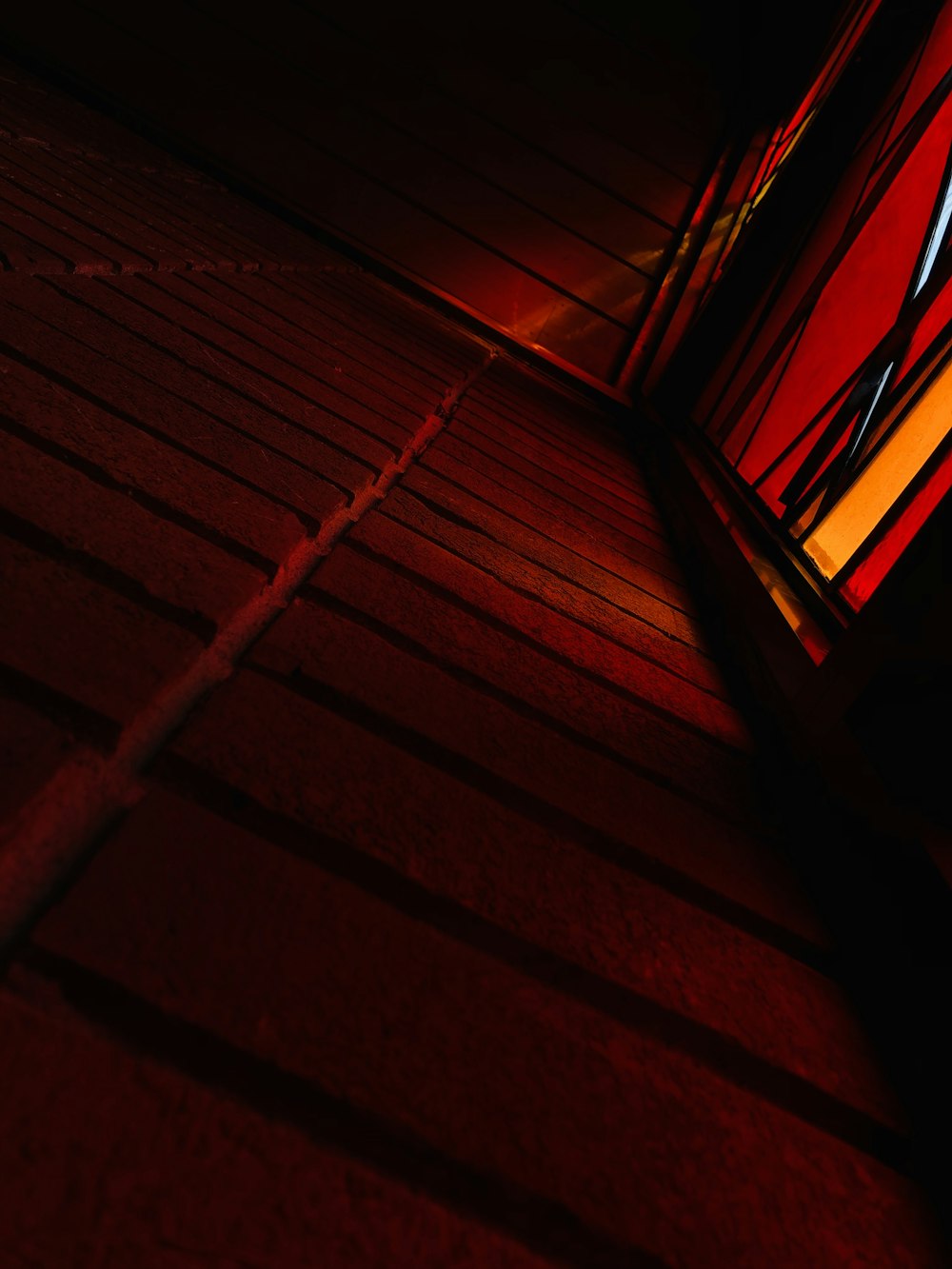 Une lumière rouge brille sur le sol d’un bâtiment