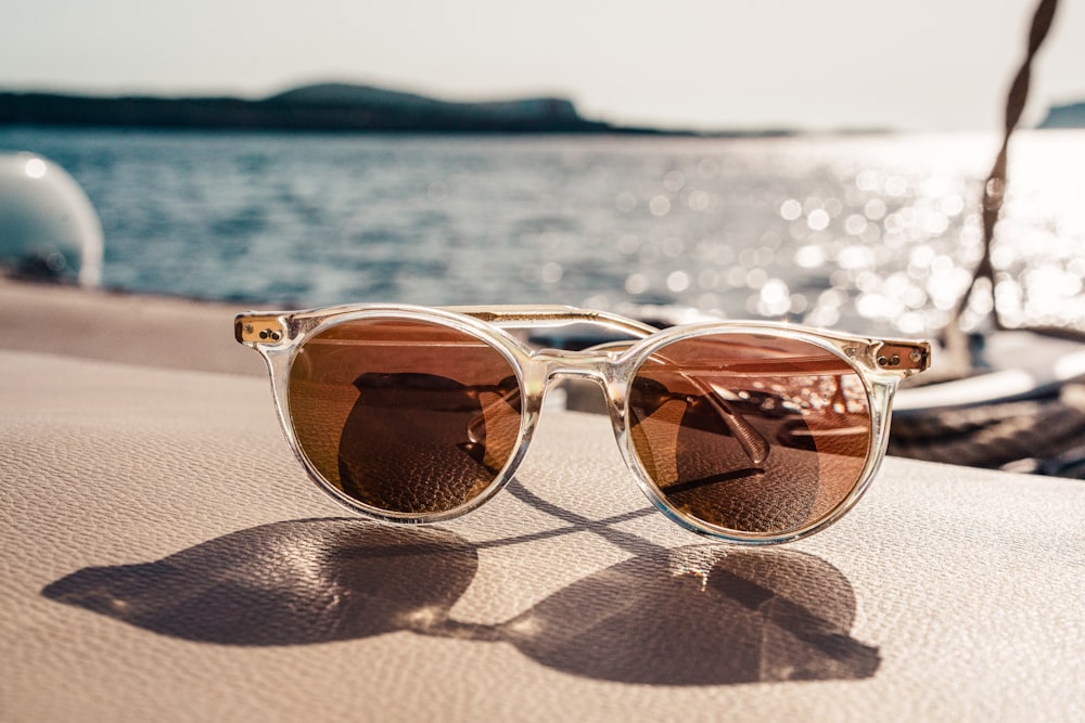 Sonnenbrille mit weißem Rahmen und braunen Gläsern