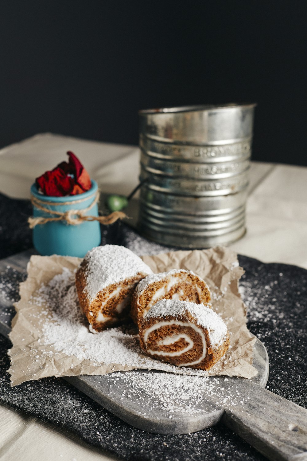 in Scheiben geschnittener brauner Kuchen