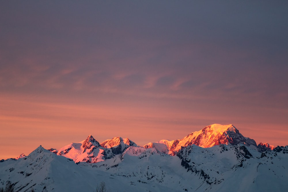 montagne enneigée pendant la journée