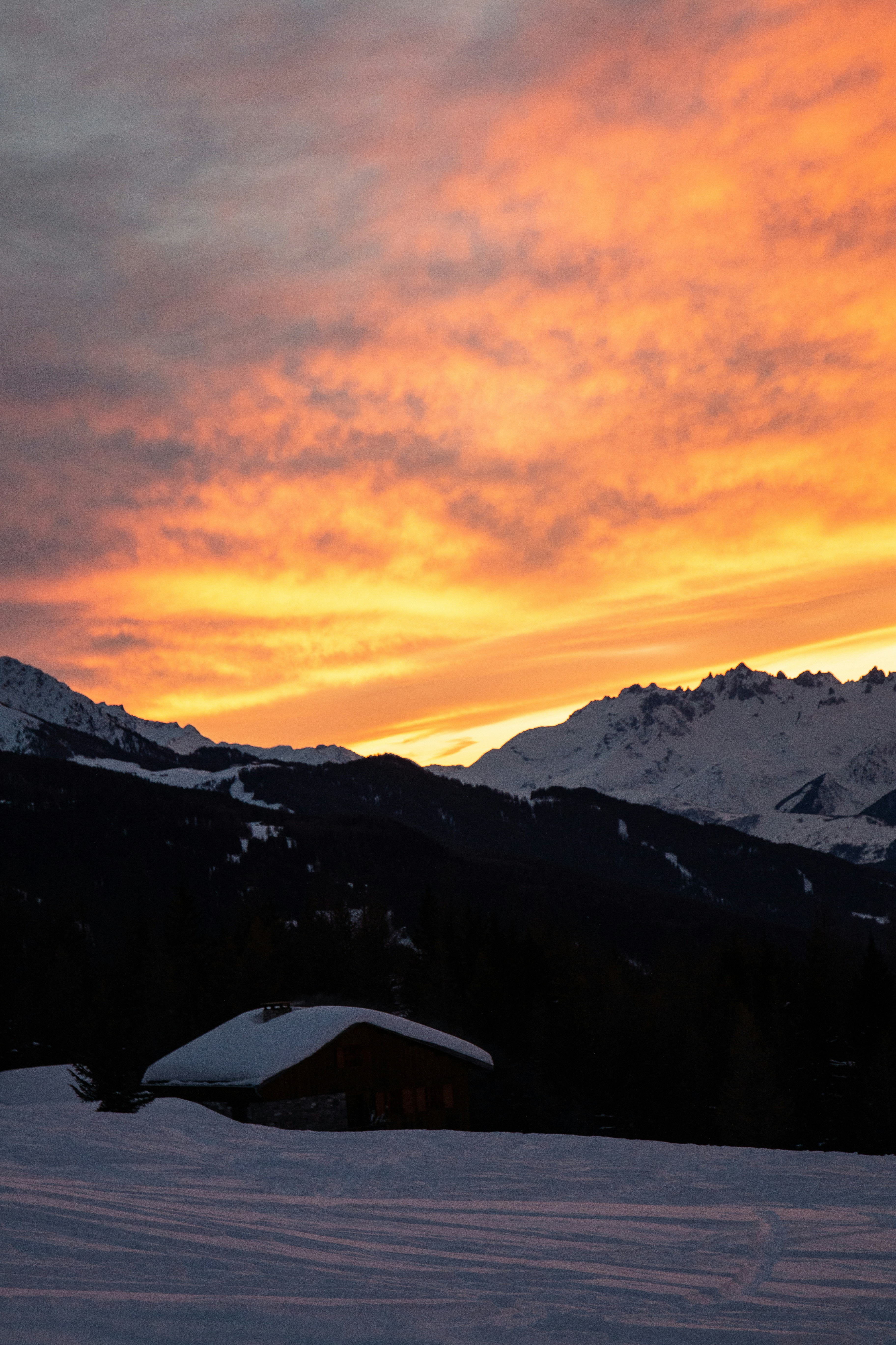 montagne enneigée pendant la journée
