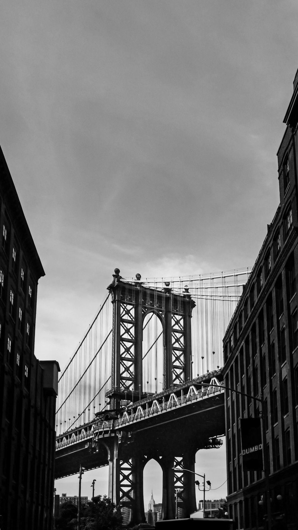 뉴욕 맨해튼 브리지의 그레이스케일 사진