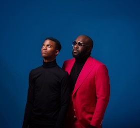 photography poses for family,how to photograph black father and son in fuchsia suit; man wearing pink suit