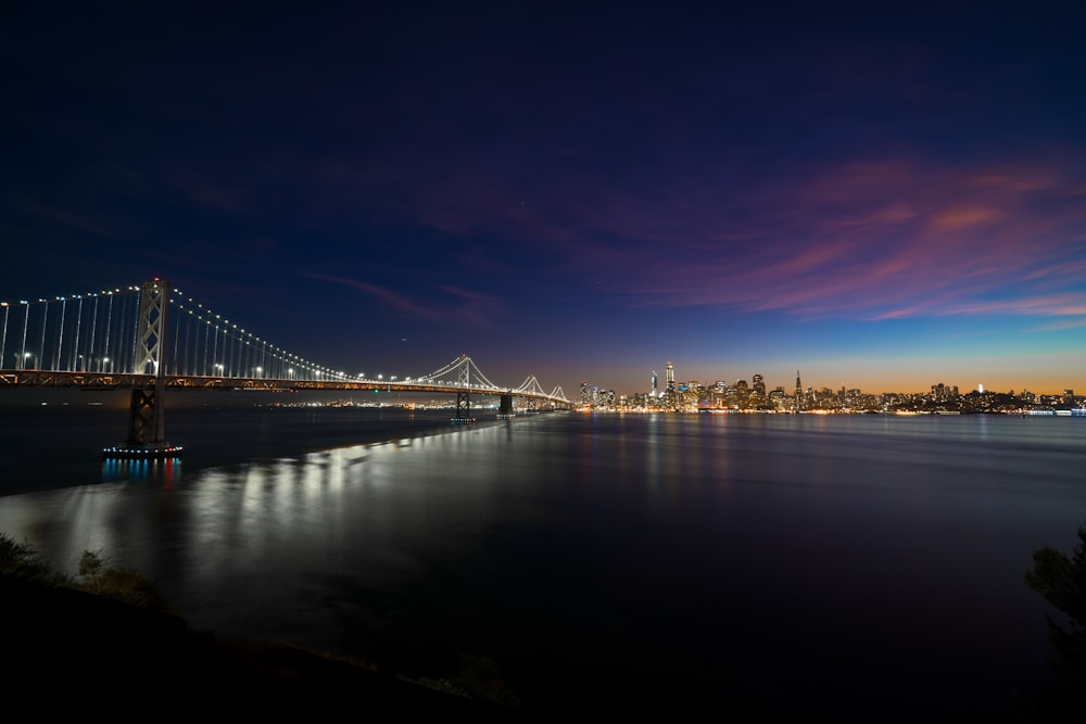 Fotografía del puente durante la noche
