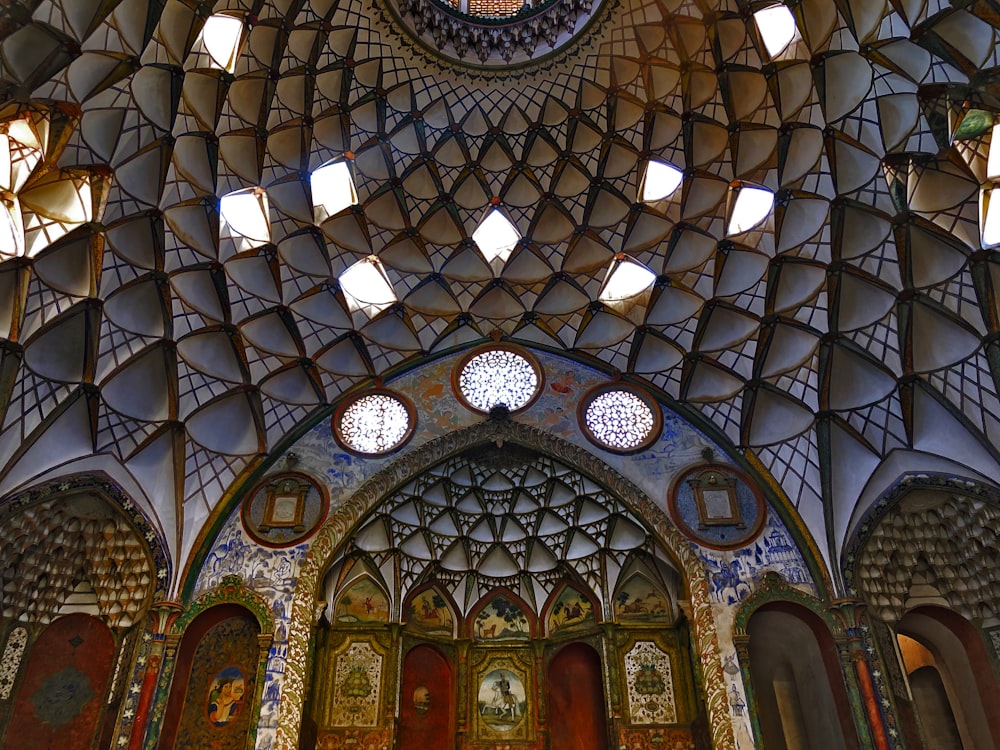 Interno dell'edificio della cupola grigia e oro