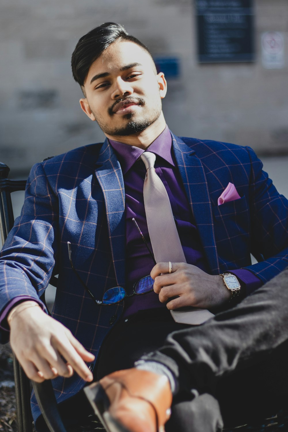 Foto Hombre vestido con traje azul a cuadros – Imagen Corbata gratis en  Unsplash