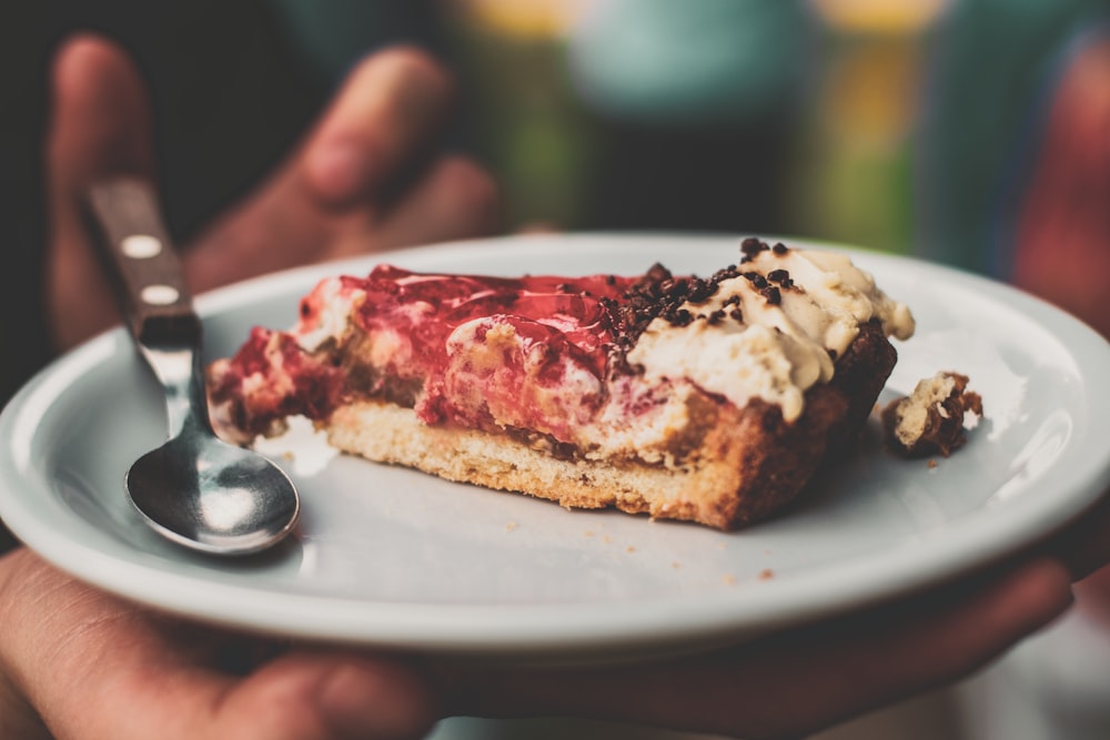 torta fatiada com colher