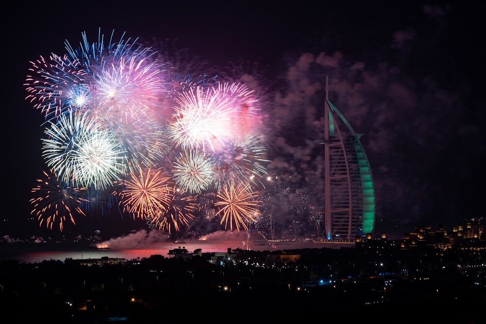 Feu d’artifice près du bâtiment Burj Al Arab la nuit