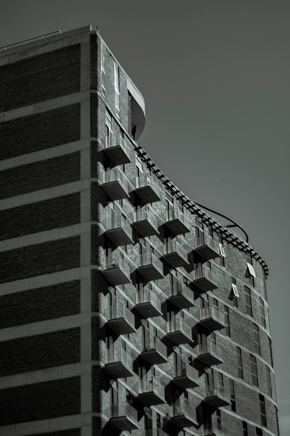 Foto en escala de grises del edificio durante el día
