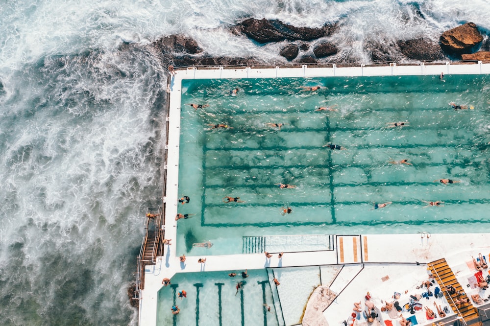 piscina perto da costa do mar