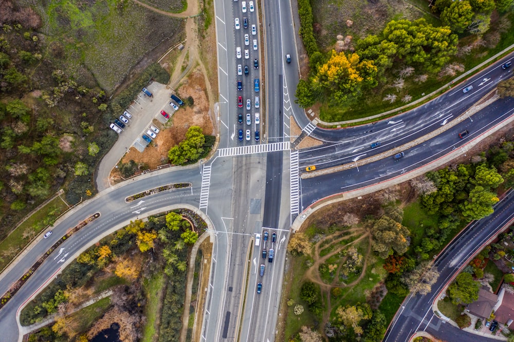 Fotografía aérea de vehículos que pasan por una intersección de carreteras