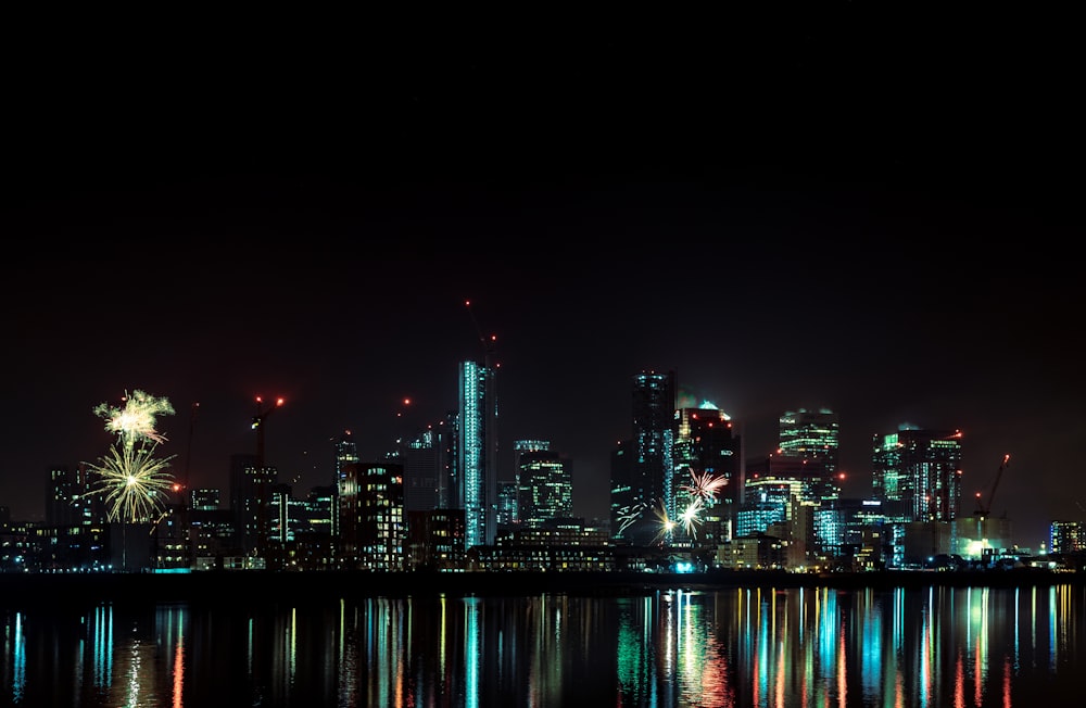 Edificios de la ciudad iluminados durante la noche