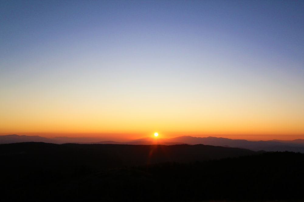 Silueta de la montaña durante la hora dorada