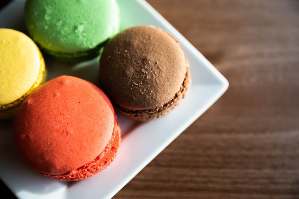 macarons in the plate