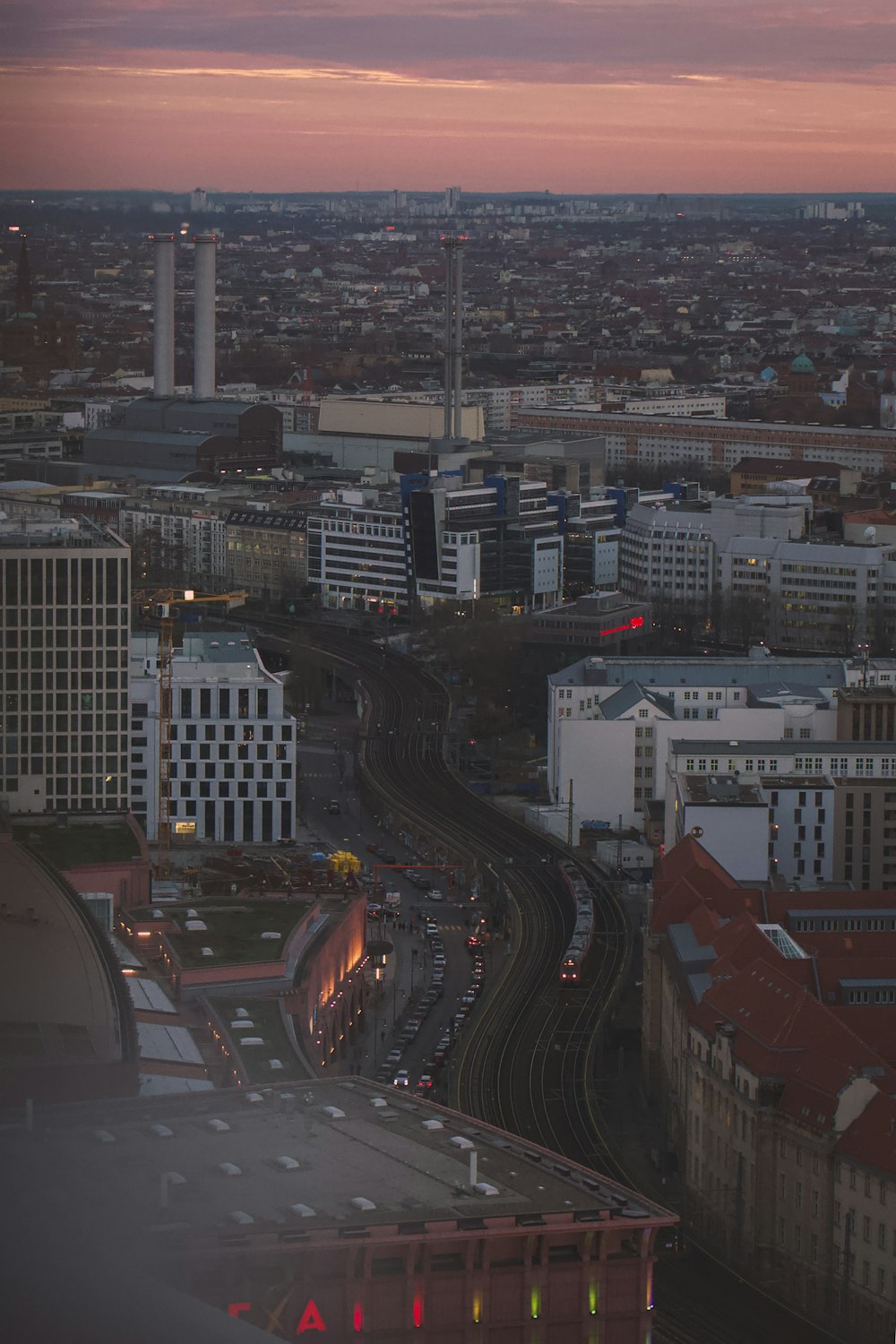 Photographie aérienne de la ville pendant l’heure dorée