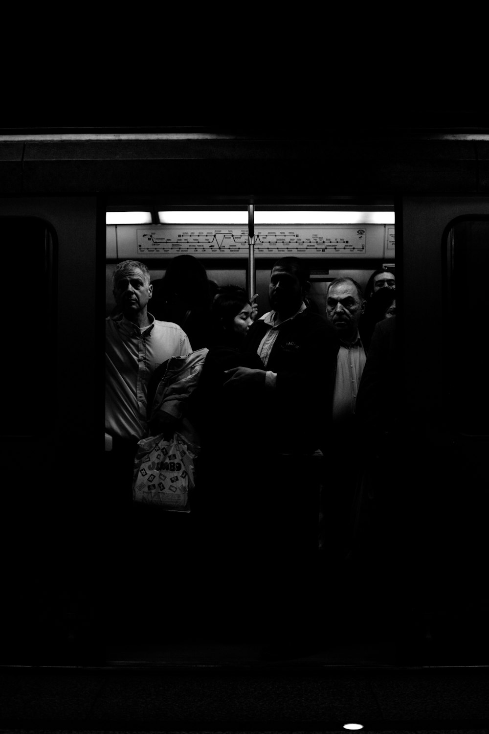persone all'interno del treno