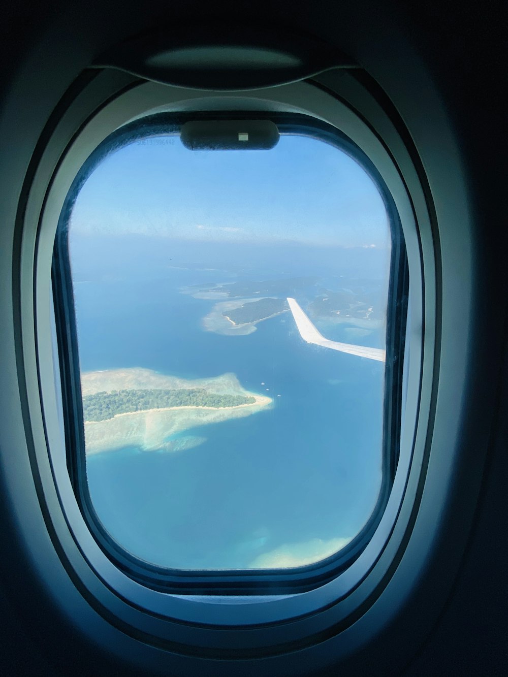 Fotografía aérea de un cuerpo de agua durante el día