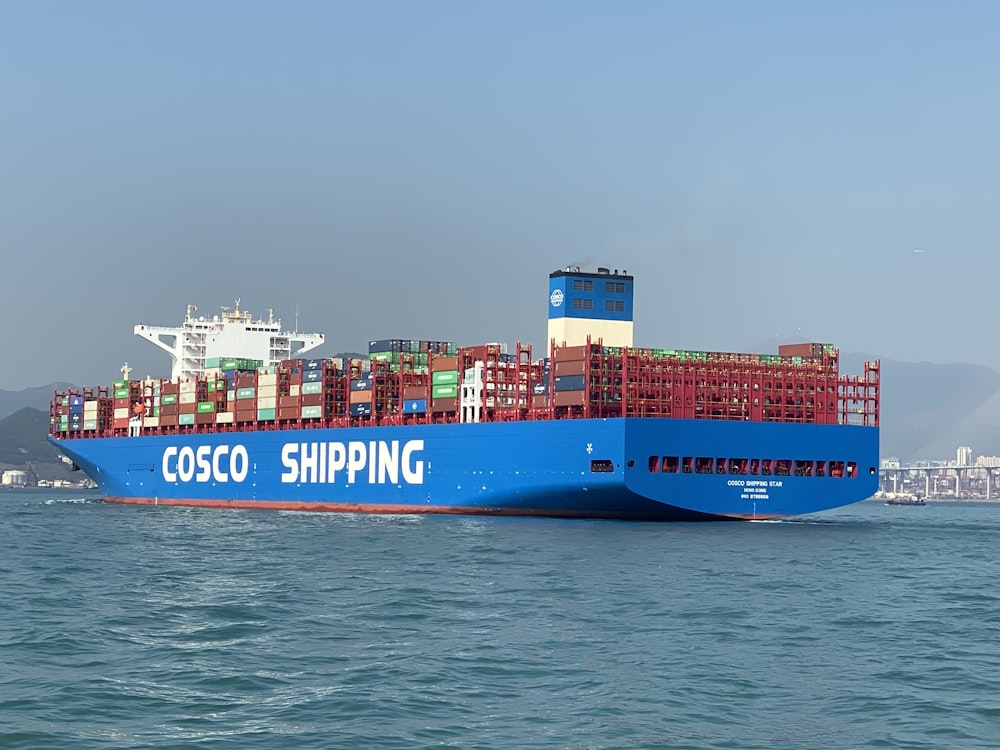 fotografia de foco seletivo do barco azul e vermelho da Cosco Shipping