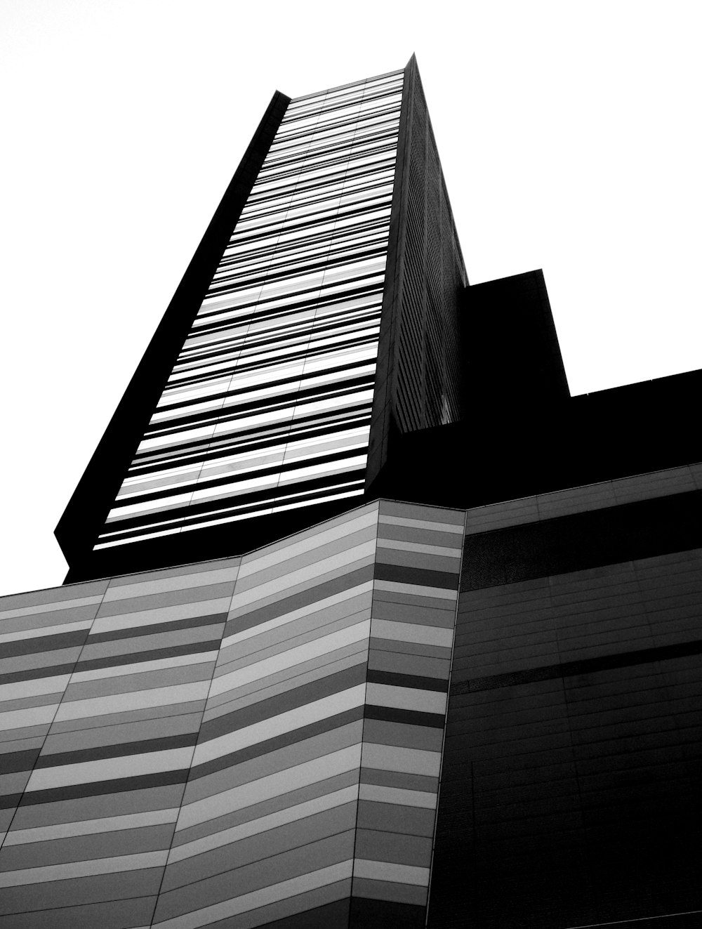 Photographie en contre-plongée d’un immeuble de grande hauteur