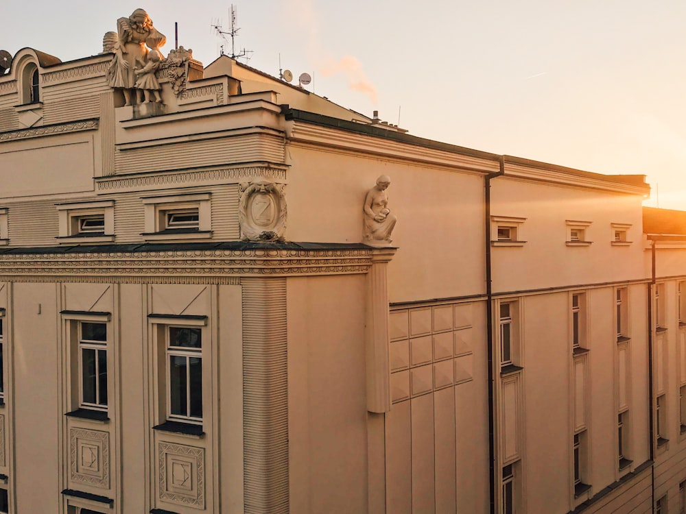 Edificio de hormigón blanco y marrón