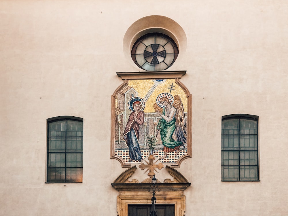 ange près de l’art de la Mère Marie sur le mur du bâtiment