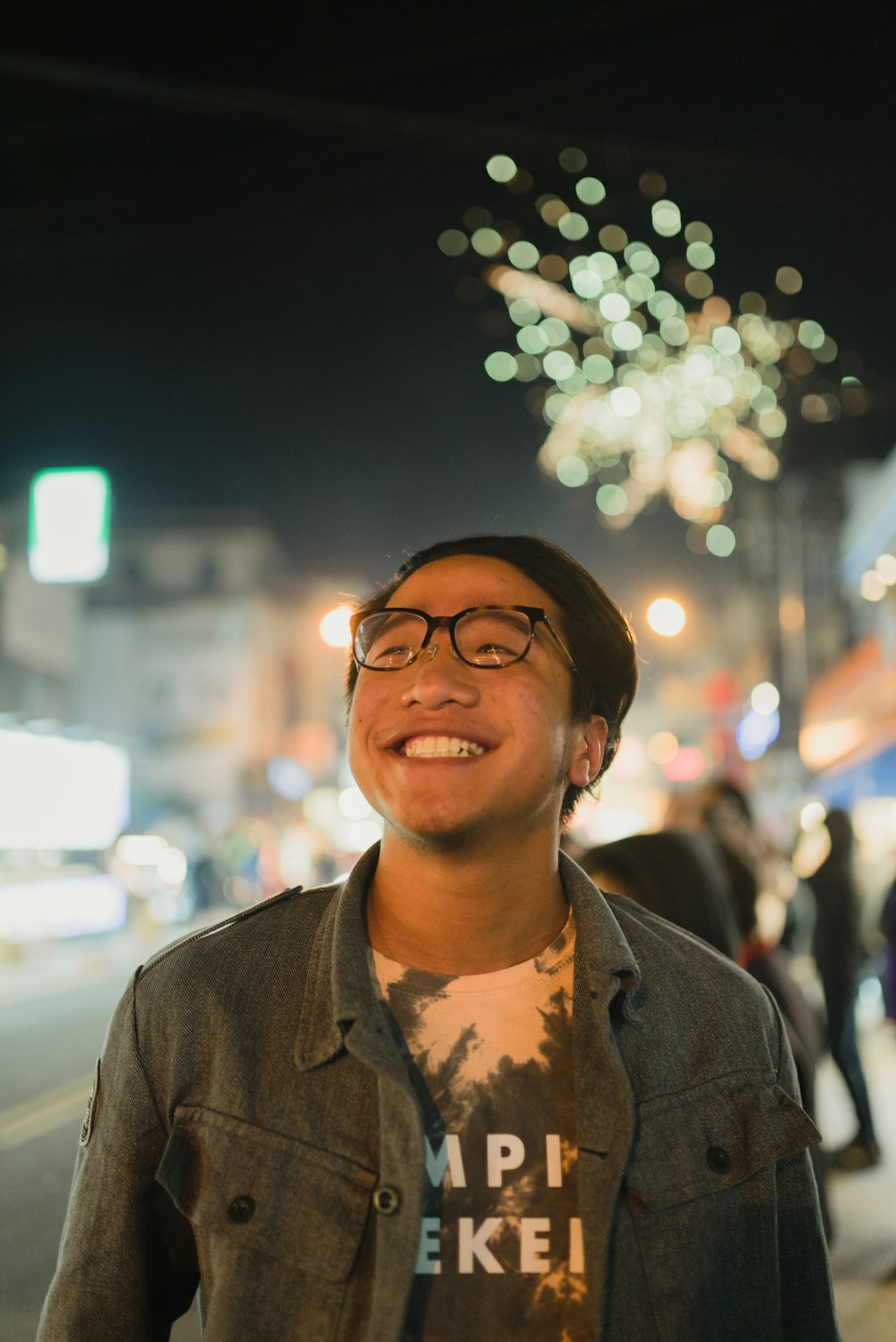 Hombre sonriente con gafas de montura negra