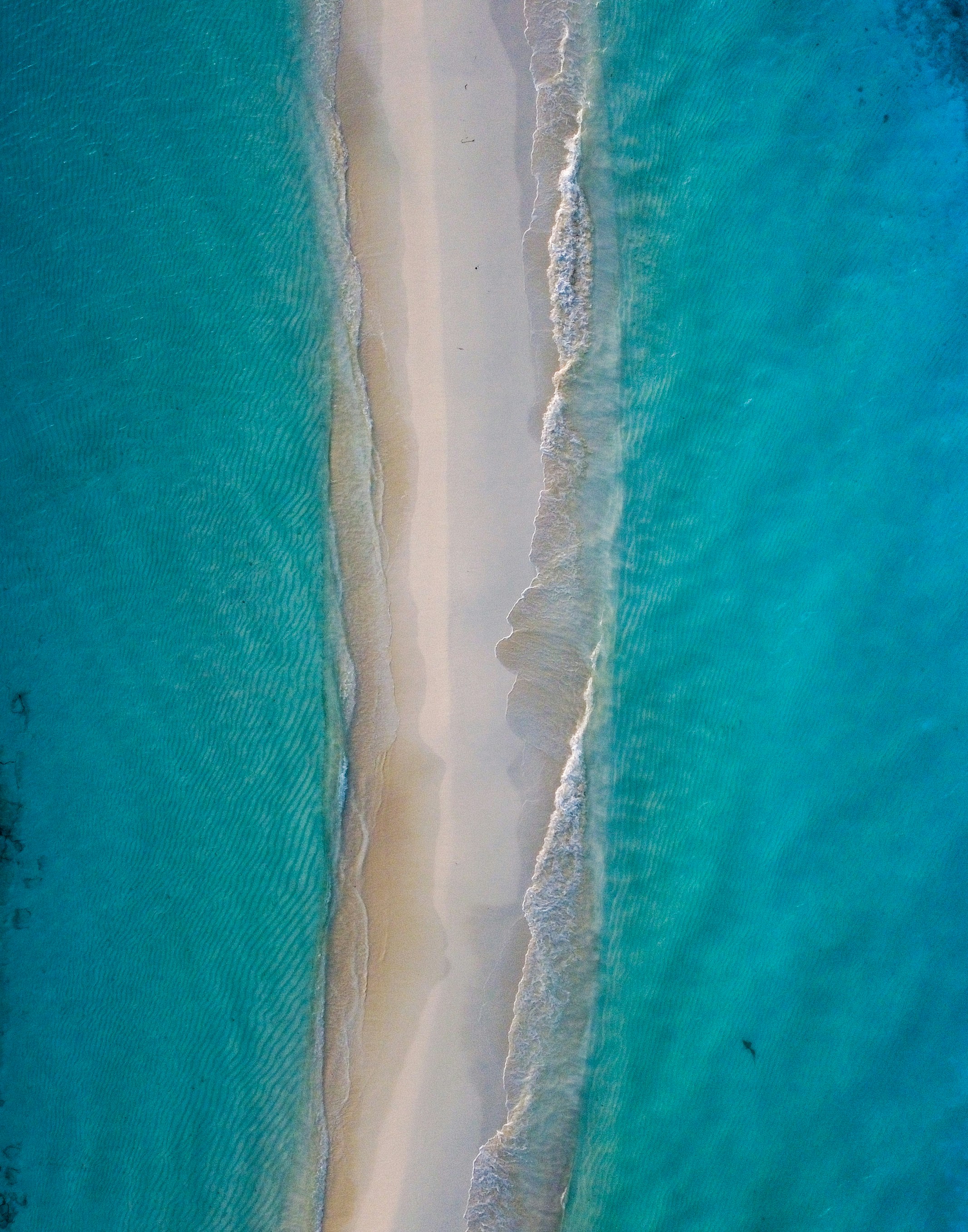 海の真ん中にある島の航空写真の写真 Unsplashで見つけるモルディブの無料写真