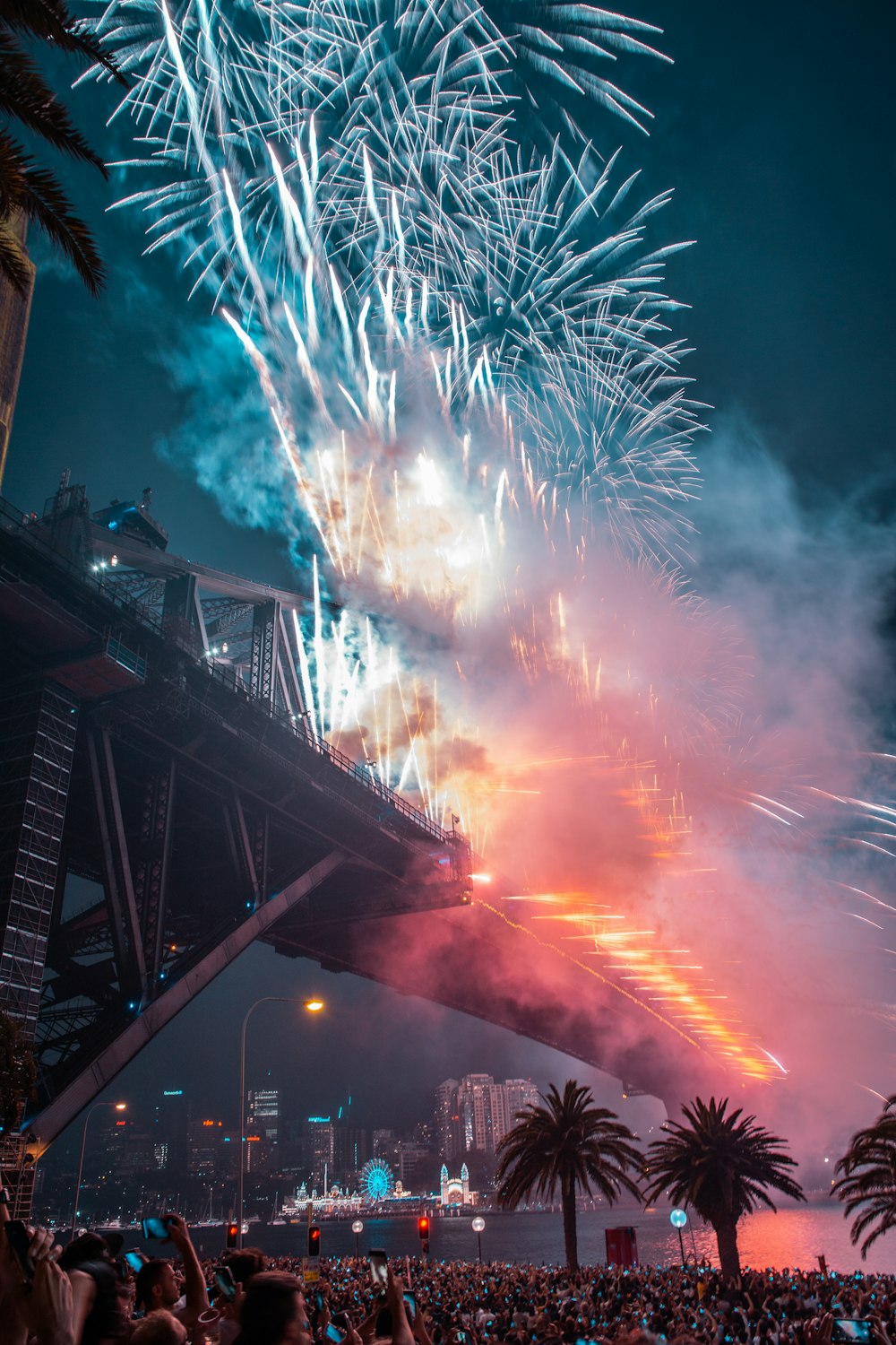 fogos de artifício na ponte durante a noite