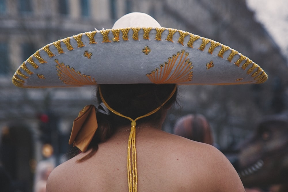 멕시코 솜브레로를 입은 여성의 선택적 초점 사진