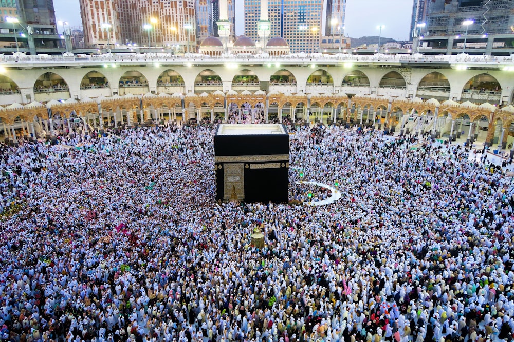 multitud de personas cerca de la Kaaba en La Meca durante el día