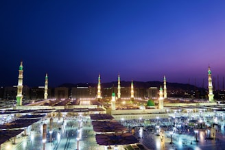 Peaceful view of Madinah’s Prophet’s Mosque front, glowing at twilight.