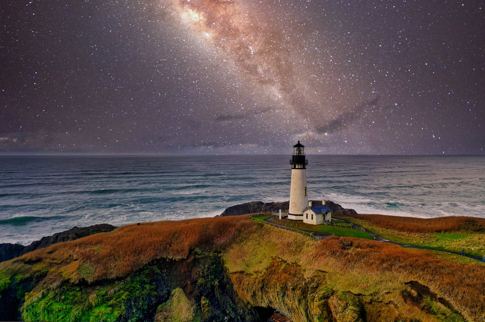 faro sotto notte stellata